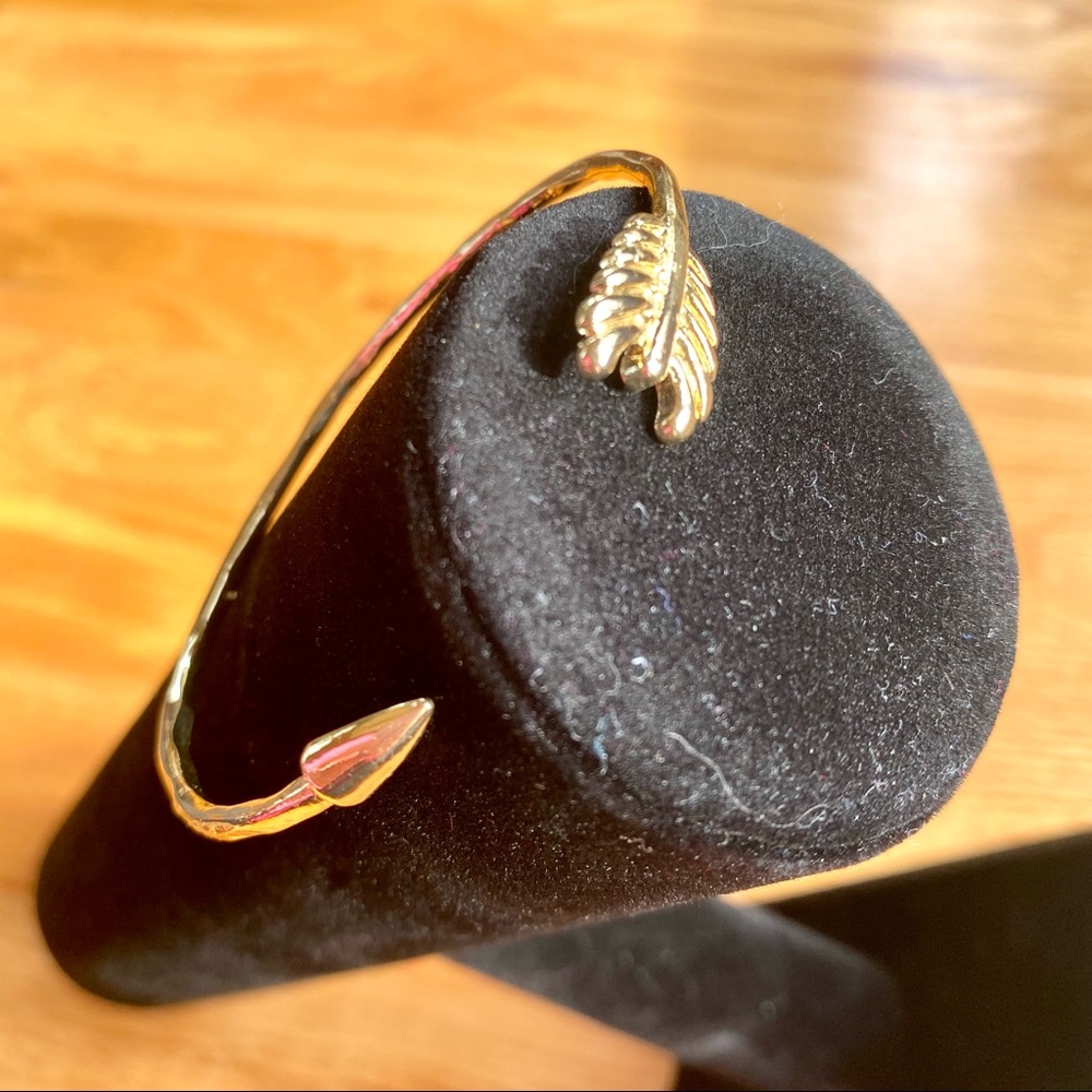 Unique Gold Color Arrow Fashion Bracelet